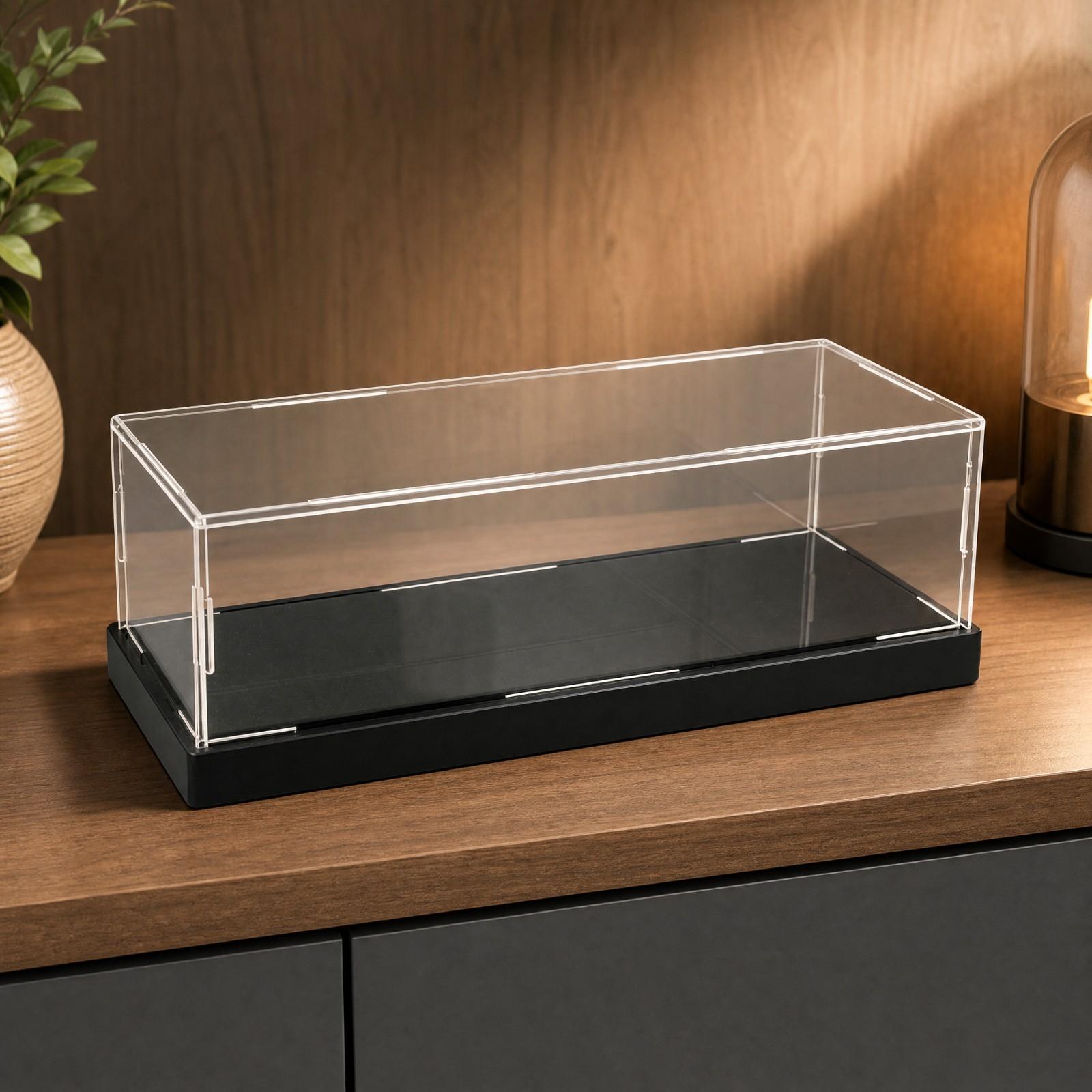 Display Case Acrylic - アクションフィギュアや模型を展示するための、透明アクリル製のケース。黒い台座付きで、防塵機能があり、コレクション用の収納ボックスとしても使用可能。