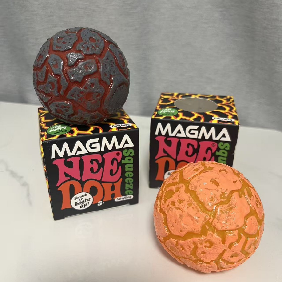 新製品 NeeDoh グリッターマグマボール クランチクラン - Fidget Cube Original のレビューと価格